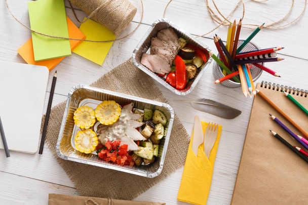 Comida saludable en caja de aluminio en la mesa de trabajo, concepto de dieta
. - Foto, Imagen