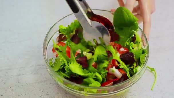 Woman hands mixing fresh vegetable salad - Filmagem, Vídeo