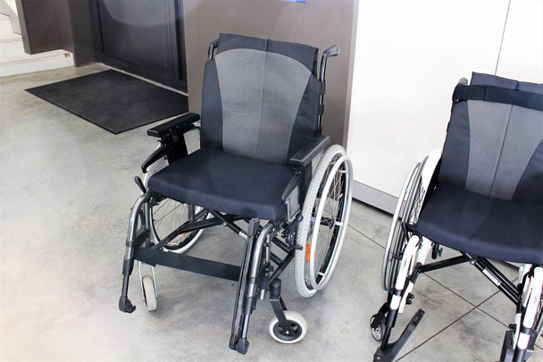 Una imagen de una silla de ruedas
 - Foto, imagen