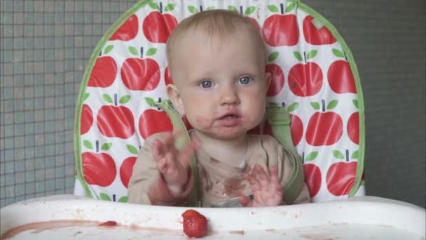 Kleine gelukkig vuile baby gebaren - Video