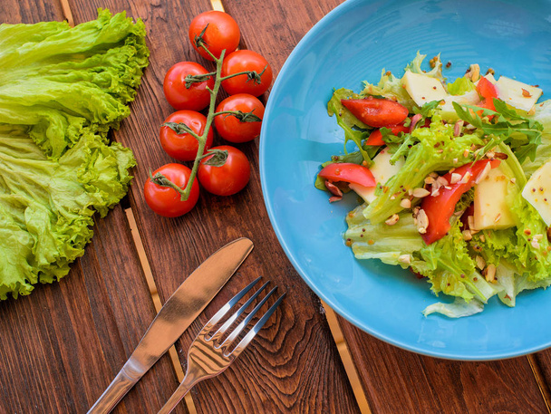 Свежий здоровый салат "Цезарь" на тарелке
 - Фото, изображение