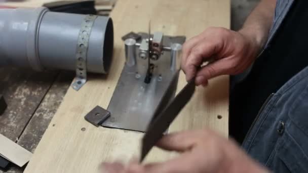 Luthier forma una señal de billar corriendo en una sierra de banda
. - Imágenes, Vídeo