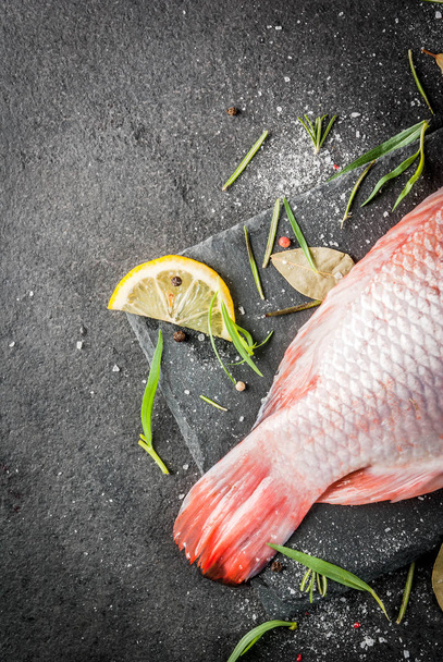 Çiğ balık kırmızı tilapia - Fotoğraf, Görsel