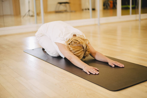 Femme pratiquant le yoga en studio
 - Photo, image