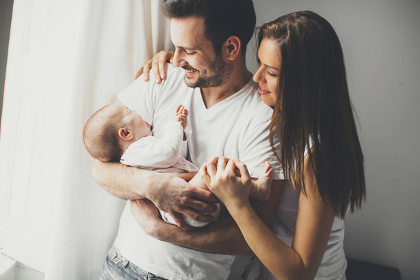 Onnellinen perhe vastasyntyneen vauvan kanssa
  - Valokuva, kuva