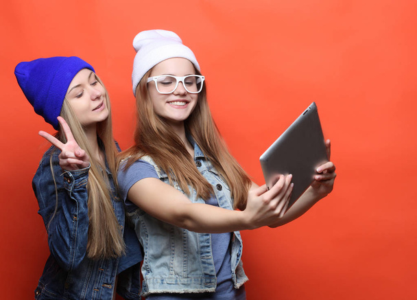 hipster girls friends taking selfie with digital tablet, studio - Φωτογραφία, εικόνα