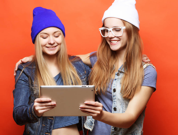 hipster girls friends taking selfie with digital tablet, studio - Foto, Imagem