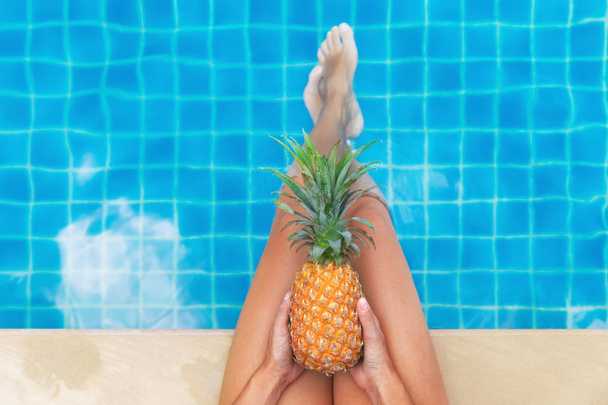 woman pineapple fruit swimming pool tropical - Foto, imagen