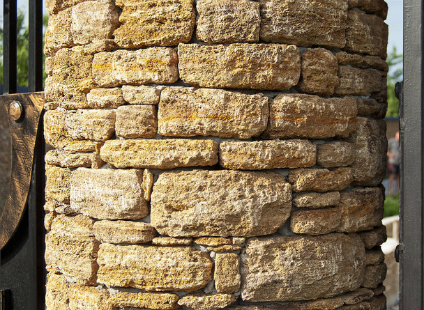 Un pilier de pierre rond construit en ashlar
. - Photo, image