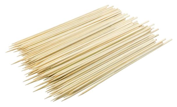 Stos bambusa szaszłyki na białym tle - Zdjęcie, obraz