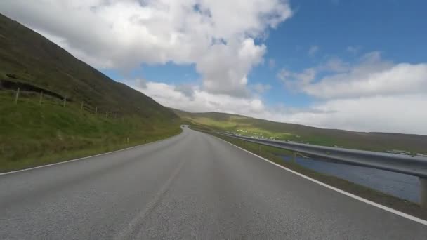 Reizen met een auto op het platteland  - Video