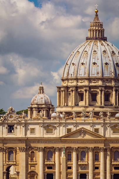 Dettaglio veduta della basilica di San Pietro nella città del Vaticano, Roma
 - Foto, immagini