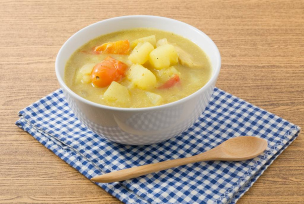 Curry leves burgonya és a paradicsom, fehér tálban - Fotó, kép
