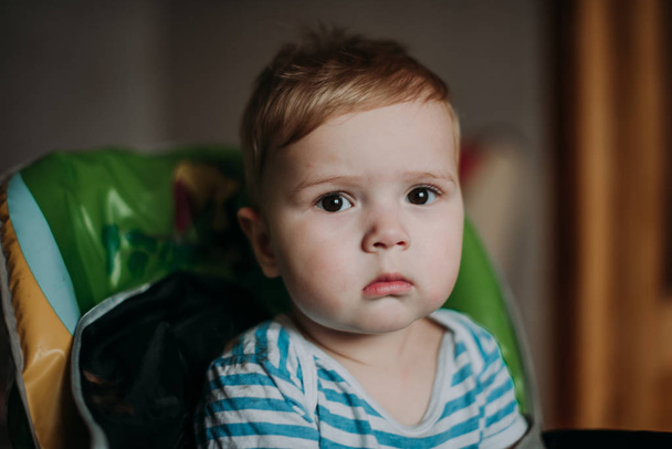 Sérieux garçon de 1 an lors de sa première coupe de cheveux
 - Photo, image