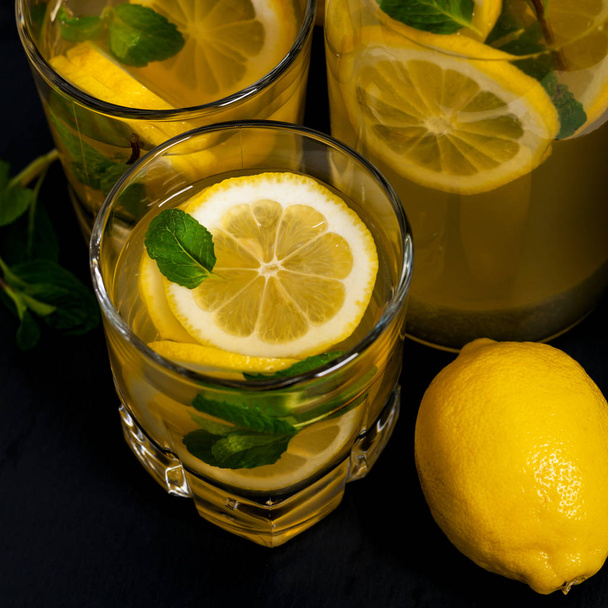 Limonade drinken met citroensap - Foto, afbeelding