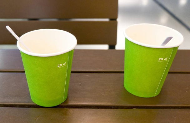 Порожні одноразові чашки кави на дерев'яному столі
 - Фото, зображення