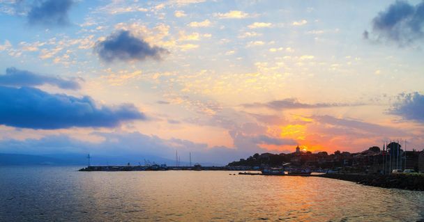 Auringonnousu ja rannikko
 - Valokuva, kuva