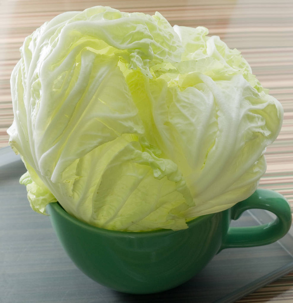 Органическая китайская капуста в зеленой чаше
 - Фото, изображение