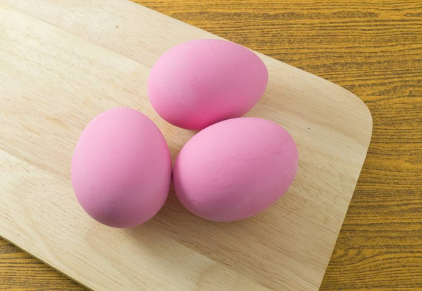 drei rosa Jahrhundert-Ei auf Holzbrett - Foto, Bild