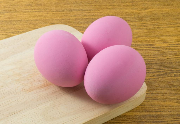 Uovo di tre secoli rosa sul tagliere
 - Foto, immagini