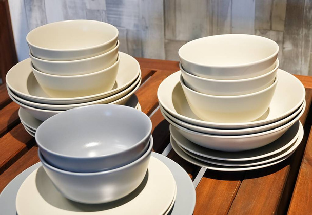 Коллекция керамических блюд, миски и тарелки
 - Фото, изображение