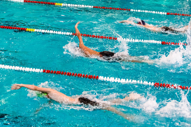 Фристайлисты на соревнованиях по плаванию
 - Фото, изображение