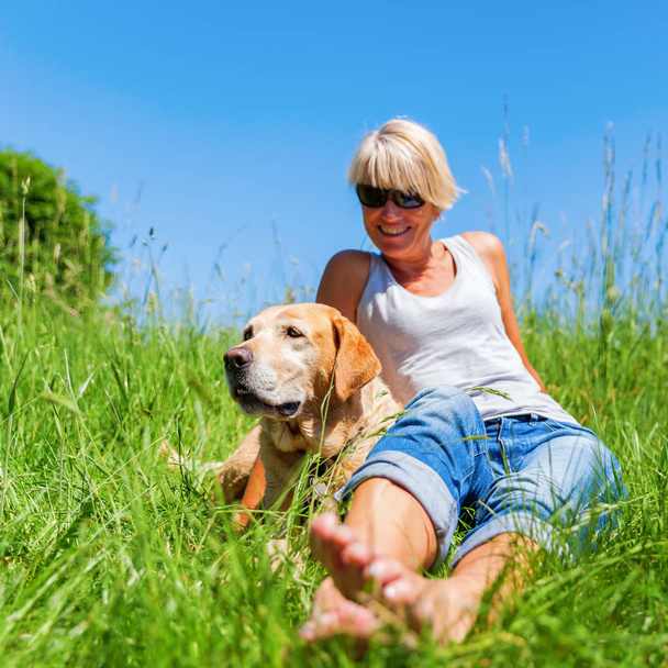 mature woman with dog at a hiking rest - Fotografie, Obrázek