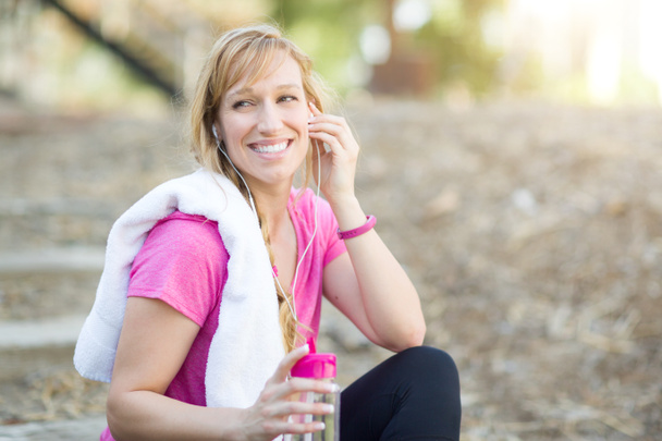 Jeune femme adulte en plein air avec serviette et bouteille d'eau à Wo
 - Photo, image