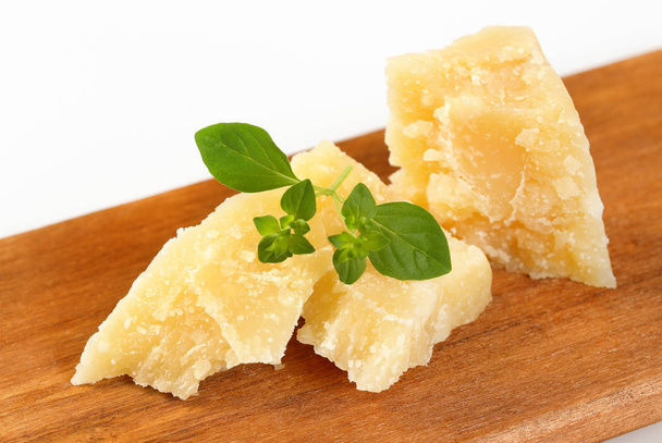 pedaços de queijo parmesão
 - Foto, Imagem
