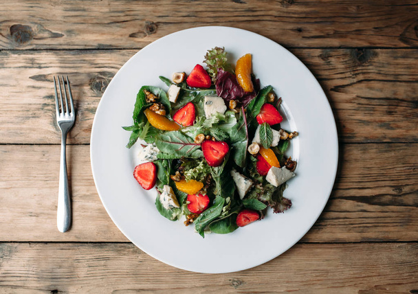 Листя салату і м'яти з сиром Дор Блюз, полуниця
 - Фото, зображення