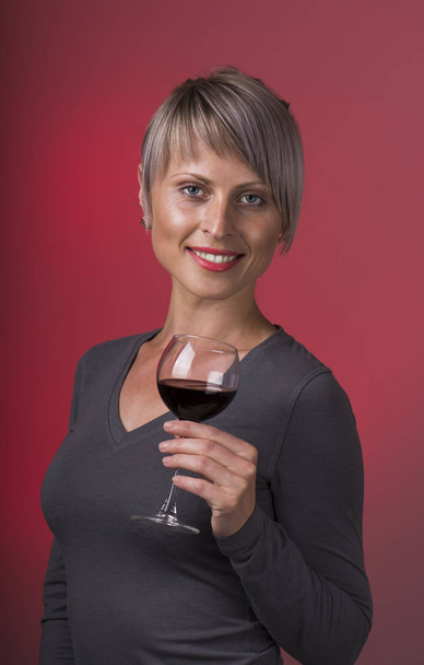 クローズ アップの肖像若い女性客の目で赤ワインを飲むの閉鎖 - 写真・画像