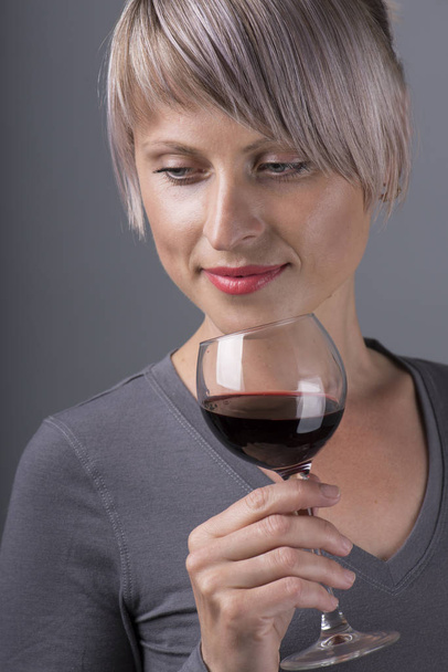 Vértes portré fiatal női ügyfél ivott vörös bort a szeme zárva - Fotó, kép