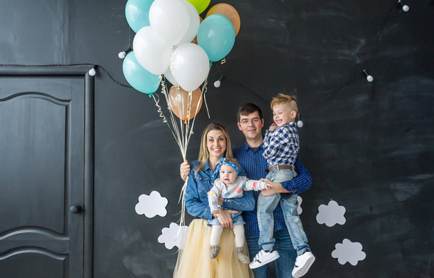 Family portrait with balloons in the studio - Foto, Imagem
