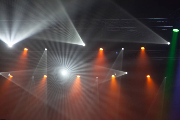 Сценический свет на концерте
. - Фото, изображение