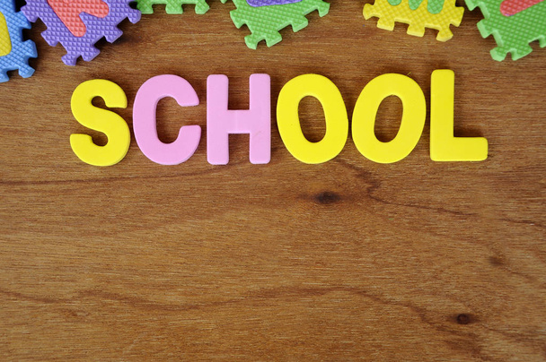 Iskola koncepcionális szó készült Habgumi és színes gumi puzzle - Fotó, kép