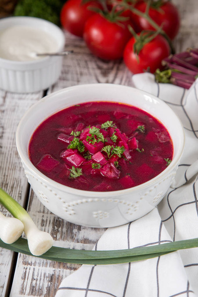 Borsch - minestra di barbabietola. Minestra rossa tradizionale ucraina
 - Foto, immagini