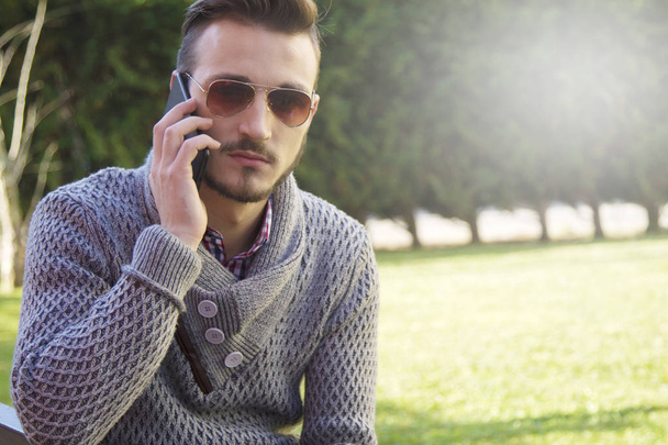 Hipster homem falando no celular
 - Foto, Imagem