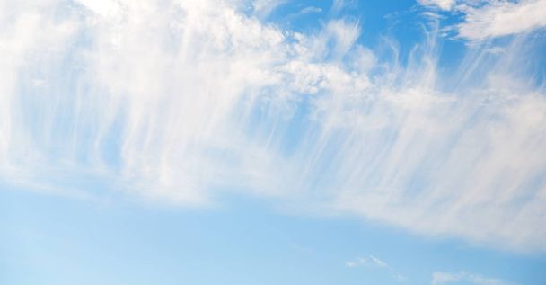 Umman kabarık bulutlu gökyüzü ve boş yer - Fotoğraf, Görsel