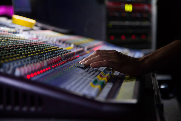Soundman travaillant sur la console de mixage
. - Photo, image