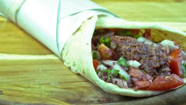Grill sült shish kebab wrap forog a lemez lassú mozgás - Felvétel, videó