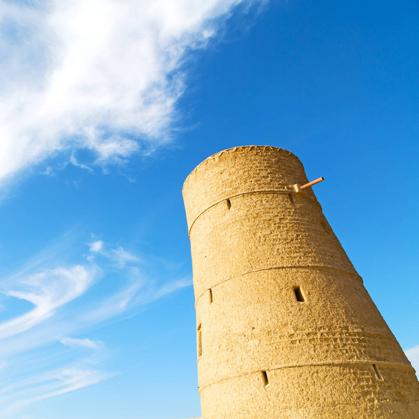 v Ománu muscat staré obranné pevnosti battlesment oblohy - Fotografie, Obrázek