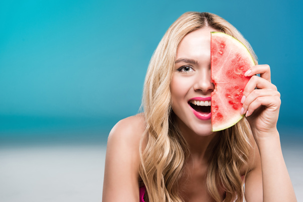 smiling woman holding watermelon piece - Φωτογραφία, εικόνα