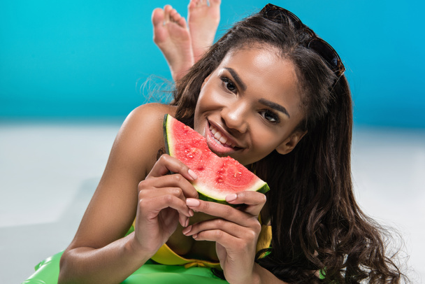 Afrikanische Amerikanerin isst Wassermelone - Foto, Bild