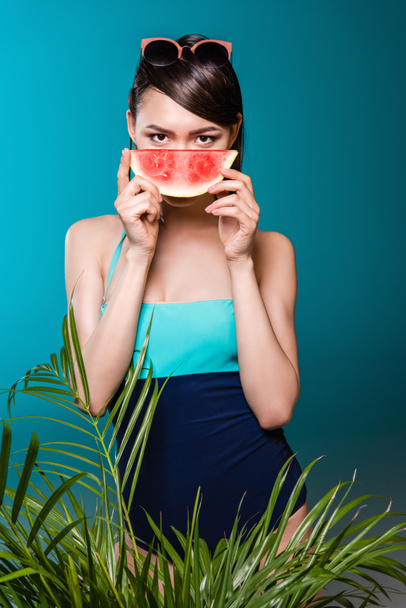 mulher de maiô segurando pedaço de melancia
 - Foto, Imagem