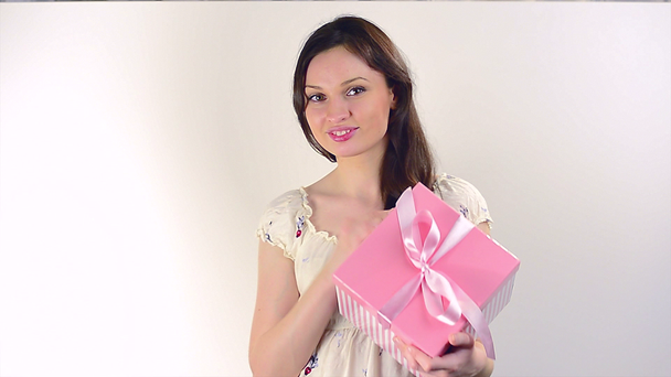 Ευτυχισμένο κορίτσι με ένα δώρο - Πλάνα, βίντεο