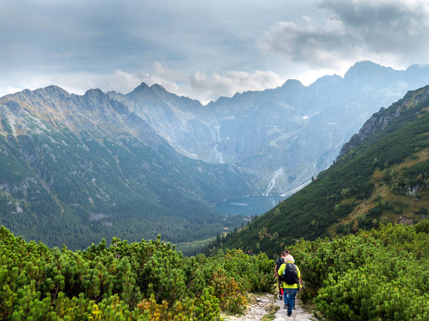 Panorama de verão de montanhas com turistas
 - Foto, Imagem