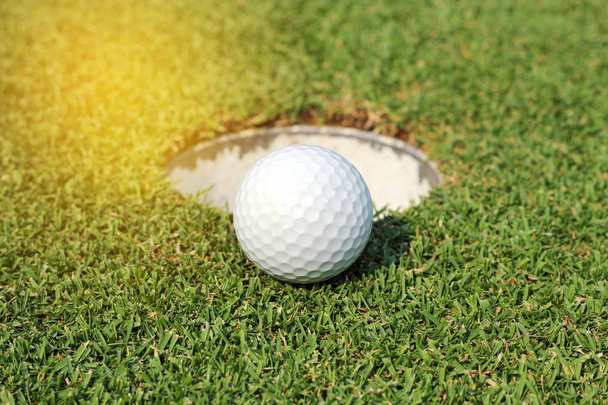 μπάλα του γκολφ κοντά στην τρύπα  - Φωτογραφία, εικόνα