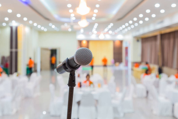 Крупним планом мікрофон у конференц-залі
  - Фото, зображення