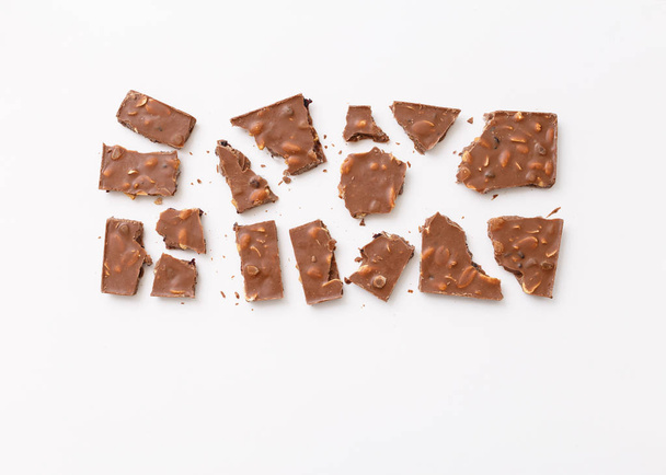 gebroken melkchocolade - Foto, afbeelding
