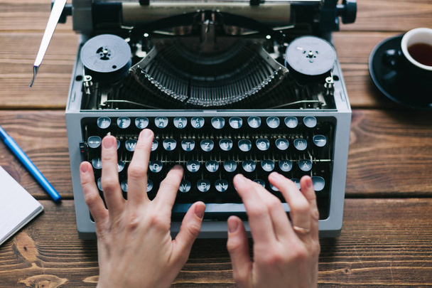 Crop person using typewriter - Fotografie, Obrázek